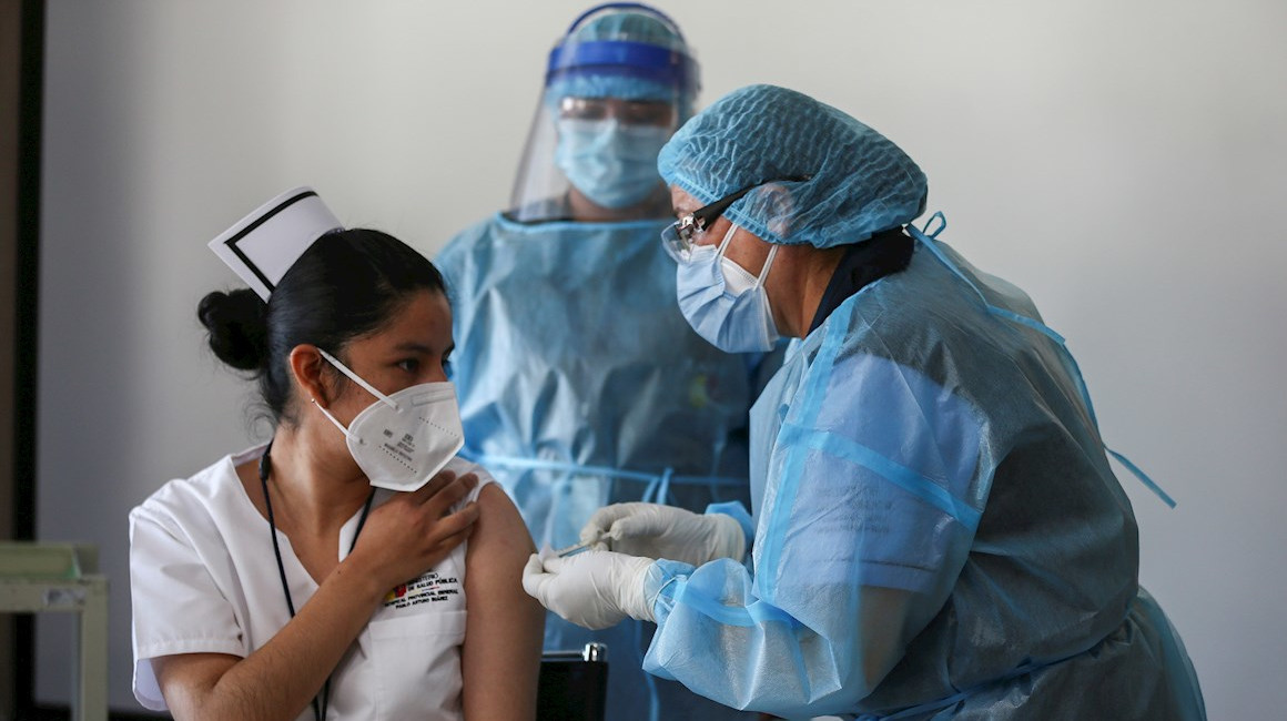 La enfermera Vanessa Zamora recibe la vacuna contra el Covid-19 en el Hospital Pablo Arturo Suárez
