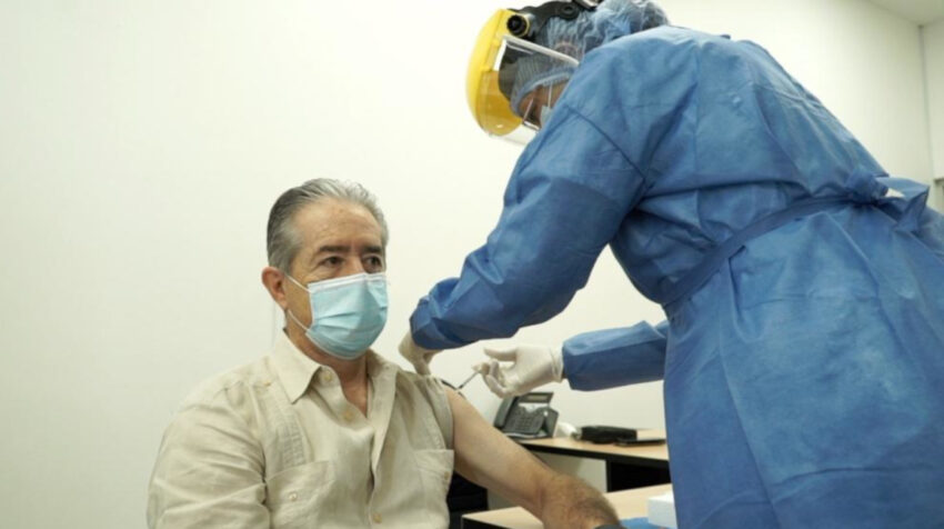 El ministro de Salud, Juan Carlos Zevallos, recibe la vacuna contra el coronavirus, el 21 de enero de 2021.