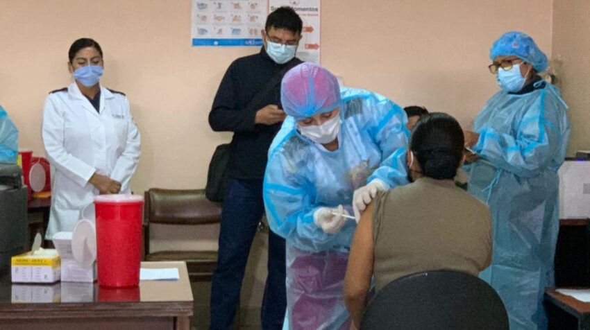 La médica de emergencias del Hospital Militar de Quito, Jeanneth Morales recibe la primera dosis de la vacuna de Pfizer que se aplicó el Ecuador, el 21 de enero de 2021.