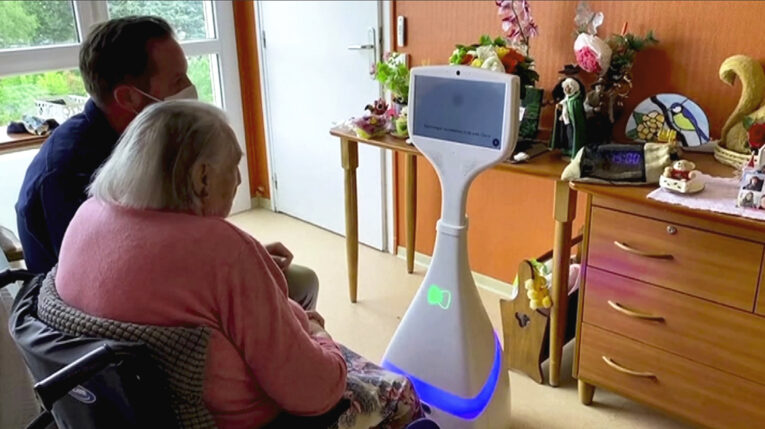 Empresa francesa inventa un robot para acompañar a los adultos mayores