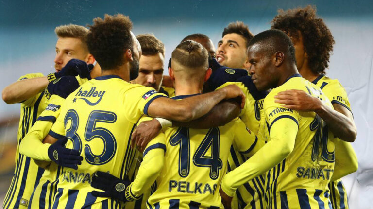 Enner Valencia y sus compañeros del Fenerbahce celebran uno de los goles conseguidos ante el Ankaragücü, este lunes 18 de enero de 2021.