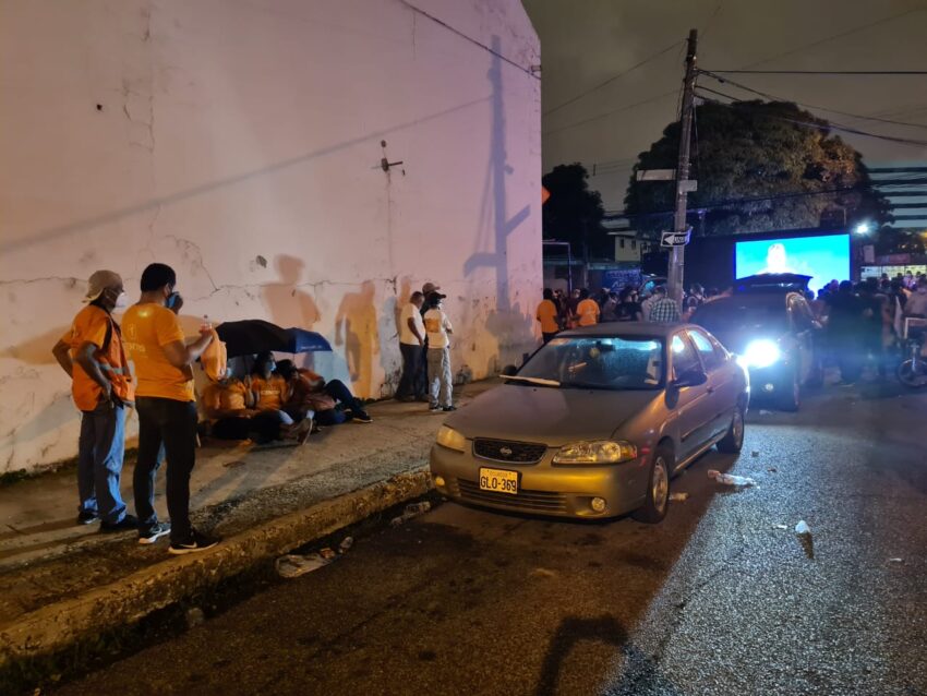 La lluvia no ahuyentó a los simpatizantes de UNES, durante el debate presidencial en Guayaquil, el 16 de enero de 2021.