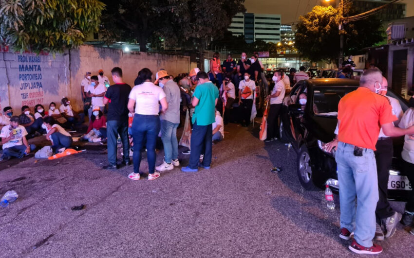 Simpatizantes de Andrés Arauz hicieron un plantón afuera de TC, en Guayaquil, el 16 de enero de 2021.