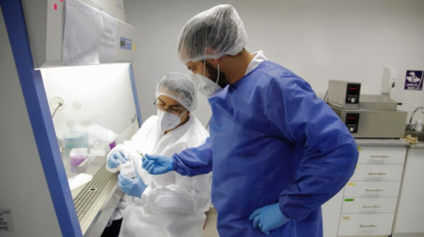 Investigadores de la UDLA durante la fabricación de las pruebas PCR.