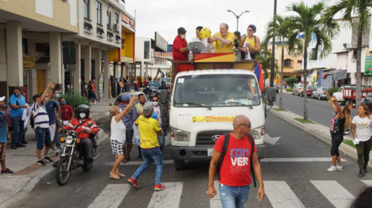 Carlos Sagnay, junto a Abdalá Bucaram Ortiz, durante un recorrido de campaña por las calles de Guayaquil, el 13 de enero de 2021.
