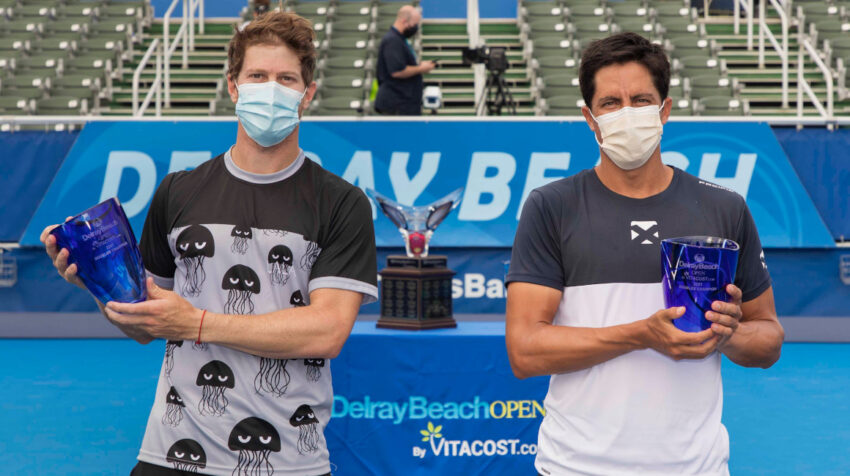 Los tenistas Ariel Behar y Gonzalo Escobar con los trofeos del ATP 250 Derlay Beach, el miércoles 13 de enero de 2021.