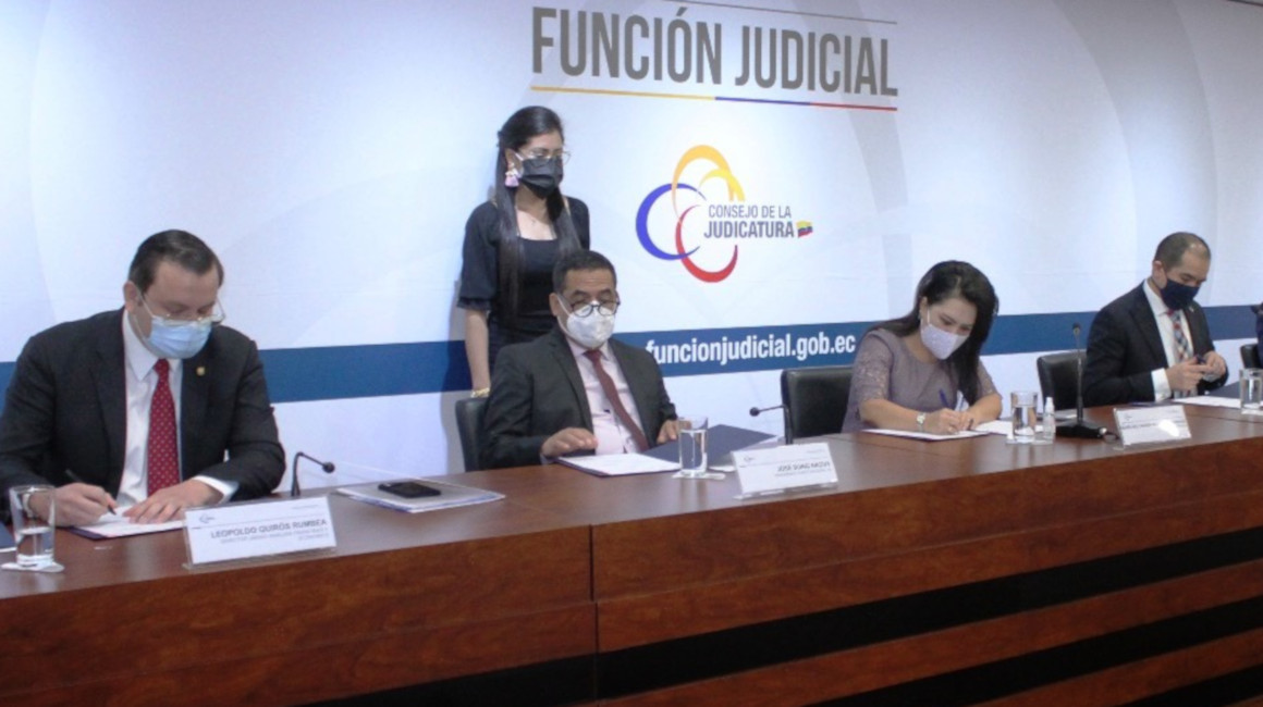 José Suing (segundo desde la izquierda), presidente subrogante de la CNJ, no firmó el acuerdo de creación de la Mesa Anticorrupción.