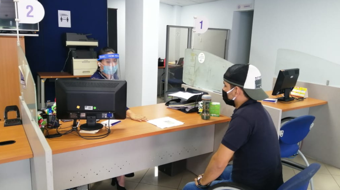 Un cliente en una agencia del SRI, en Ecuador, el 21 de mayo de 2020.