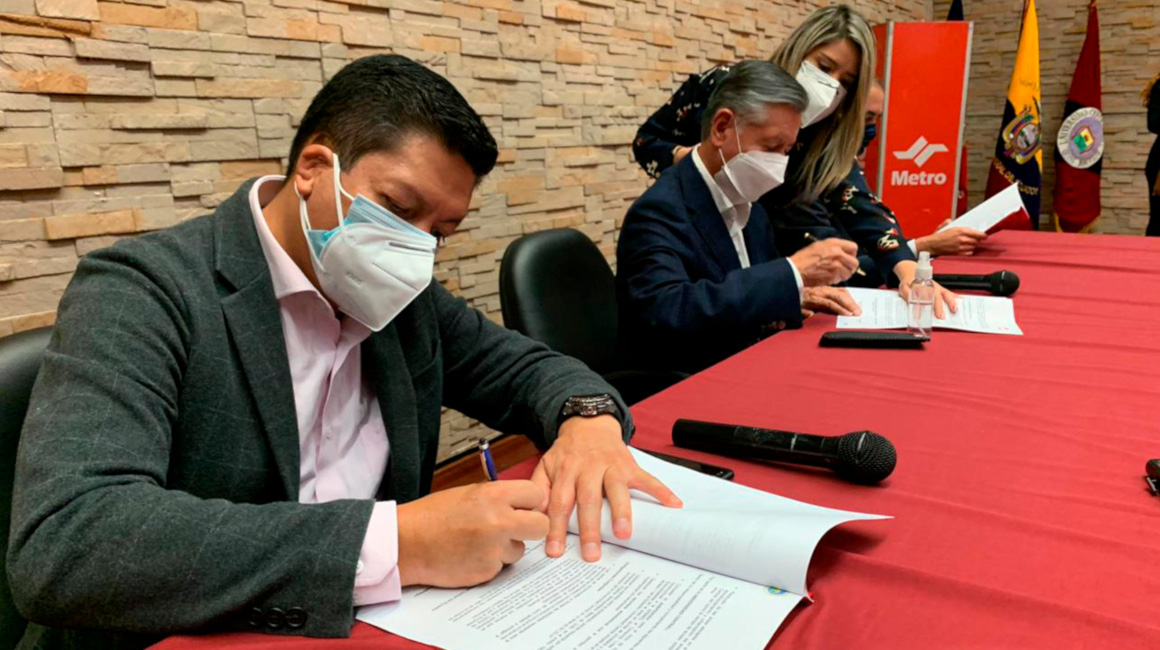 Édison Yánez durante la firma de un acuerdo para la construcción de un acceso directo entre la Universidad Central y el Metro de Quito, en noviembre de 2020.