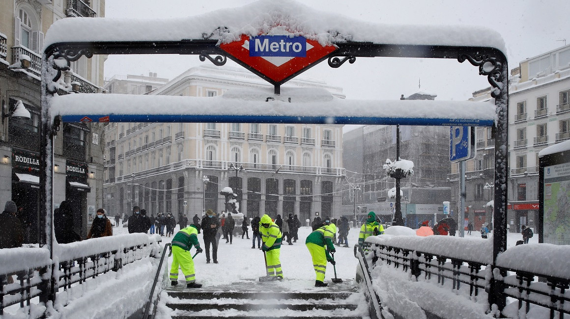 Trabajadores retiran la nieve en la estación del Metro Puerta del Sol en Madrid, el sábado 9 de enero de 2021.