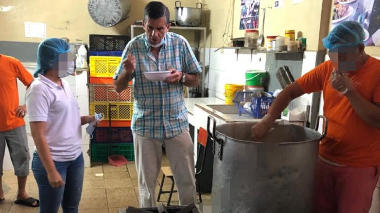 Edmundo Moncayo, director del SNAI, prueba un plato de comida en las cárceles, el 19 de enero de 2020.
