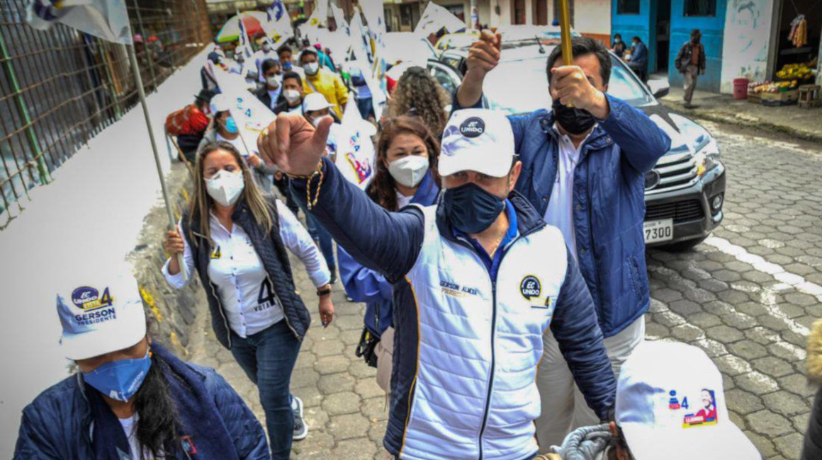 Gerson Almeida, candidato de Ecuatoriano Unido, en una caminata en Ambato,