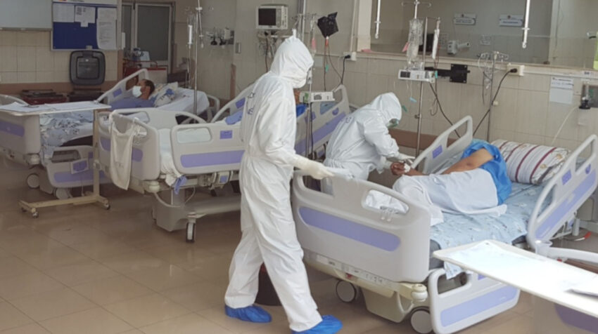 Médicos del hospital Vicente Corral Moscoso del Cuenca atienden a un paciente con Covid-19, el 7 de enero de 2021.