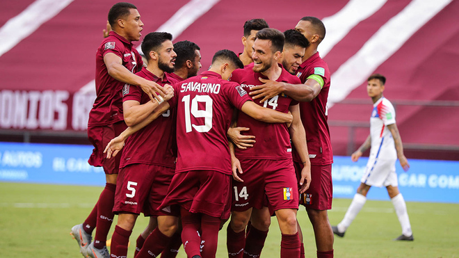 Los jugadores de la selección de Venezuela celebran uno de los goles anotados ante Chile por las Eliminatorias, el 17 de noviembre de 2020.