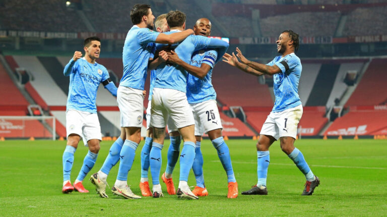 El Manchester City celebra la clasificación a la final de la Carabao Cup en el estadio Old Trafford, este miércoles 6 de enero de 2021.