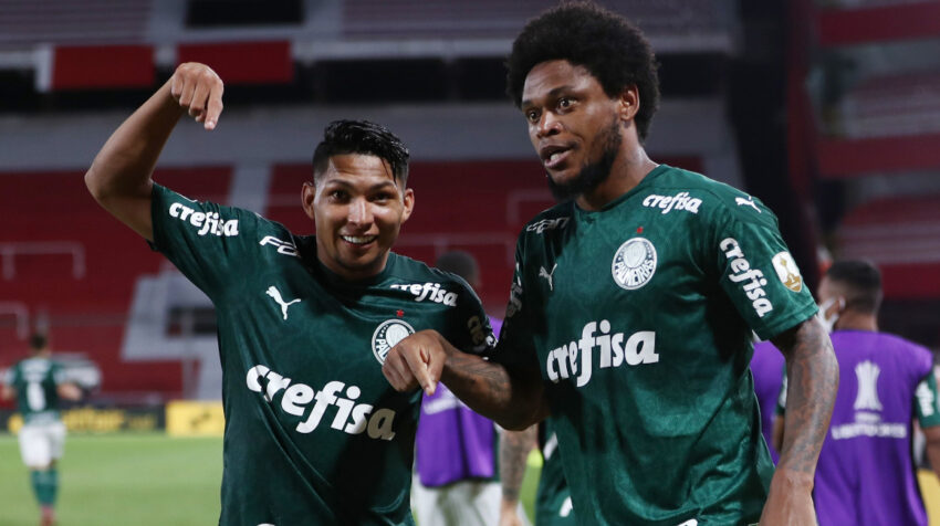 Los futbolistas de Palmeiras, Luiz Adriano y Rony celebran uno de los goles ante River Plate, por Copa Libertadores, el martes 5 de enero de 2021.