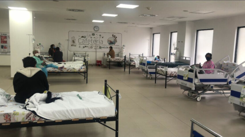 Pacientes con Covid-19 son atendidos en la cafetería del Hospital Quito Sur., el 5 de enero de 2021.