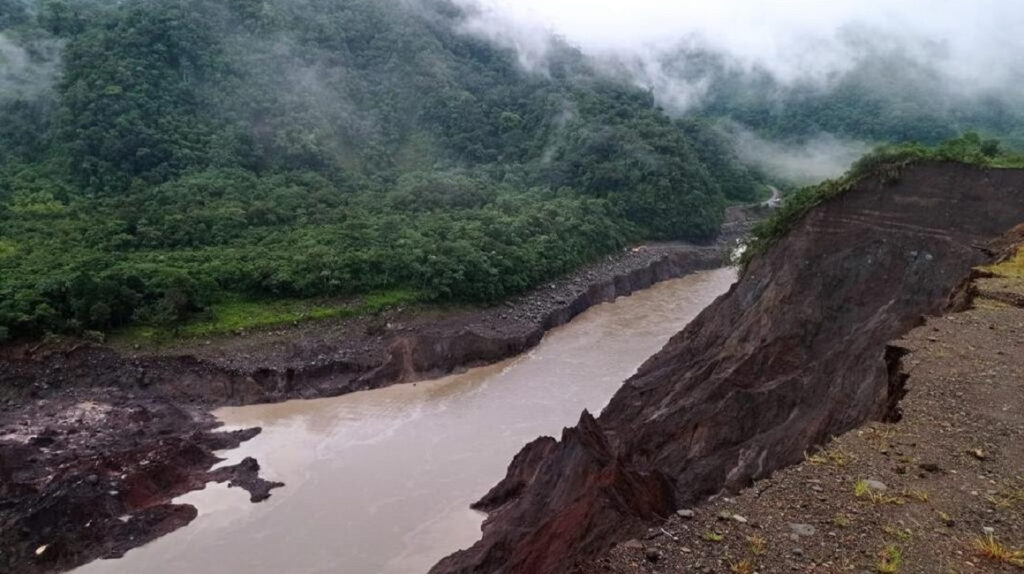 Erosión en el río Coca: nuevas grietas y evacuados en San Luis