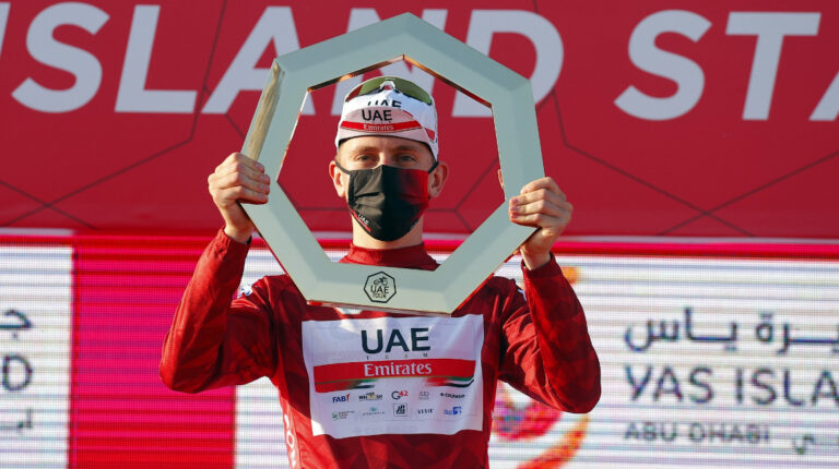 Tadej Pogacar levanta el título del Tour de los Emiratos Árabes Unidos, el sábado 27 de febrero de 2021.