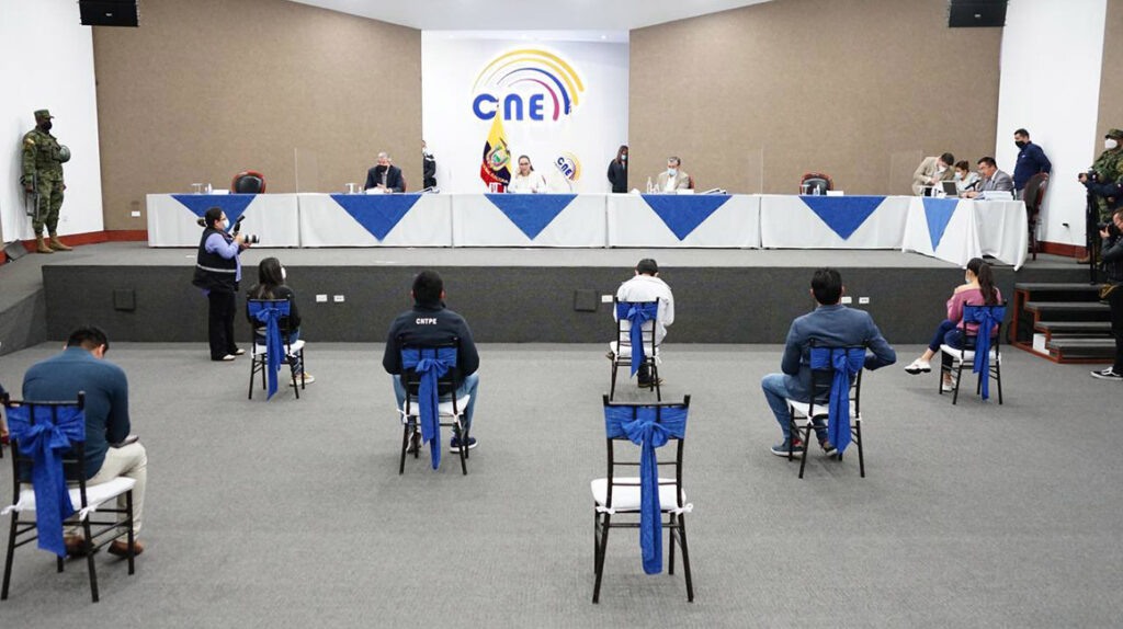 El CNE recontará los votos de 31 urnas tras pedido de Pachakutik