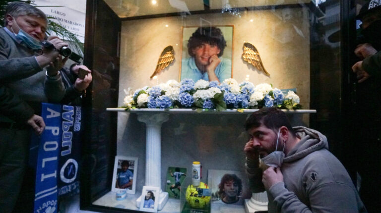 Personas acuden a la capilla dedicada a Diego Maradona en Nápoles, Italia, en noviembre de 2020.
