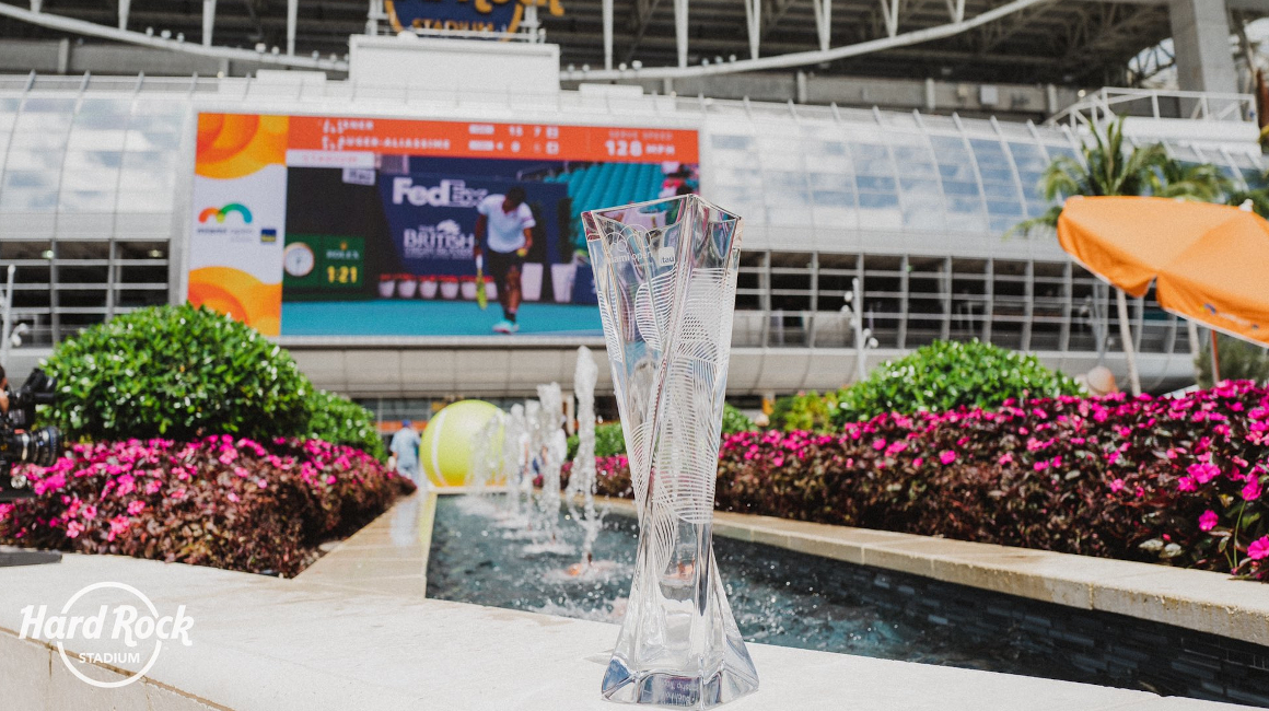 El trofeo del Abierto de tenis de Miami, en los exteriores del estadio Hard Rock, en febrero de 2021.