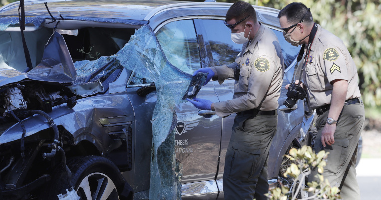 Agentes de la policía inspeccionan el auto en el que viajaba Woods, el 23 de febrero de 2021.
