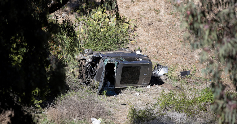 El auto que manejaba Tiger Woods quedó afectado después del accidente, el 23 de febrero de 2021, en Los Ángeles.