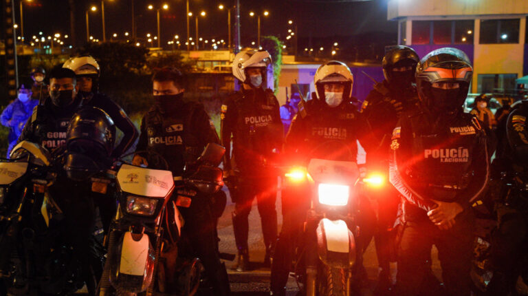 Oficiales de policía en los exteriores de la cárcel de Guayaquil