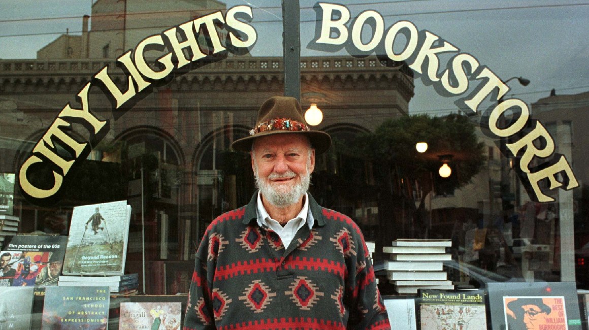 Lawrence Ferlinghetti posa frente a su afamada librería en San Francisco, California, en agosto de 1998.