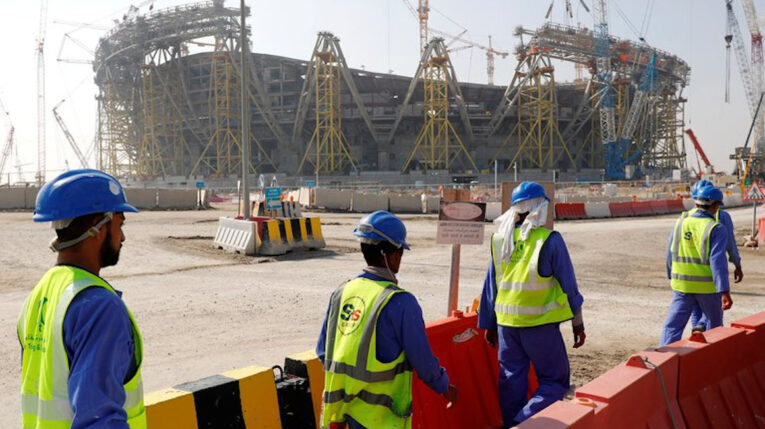 Trabajadores durante la construcción de uno de los estadios para el Mundial 2022.