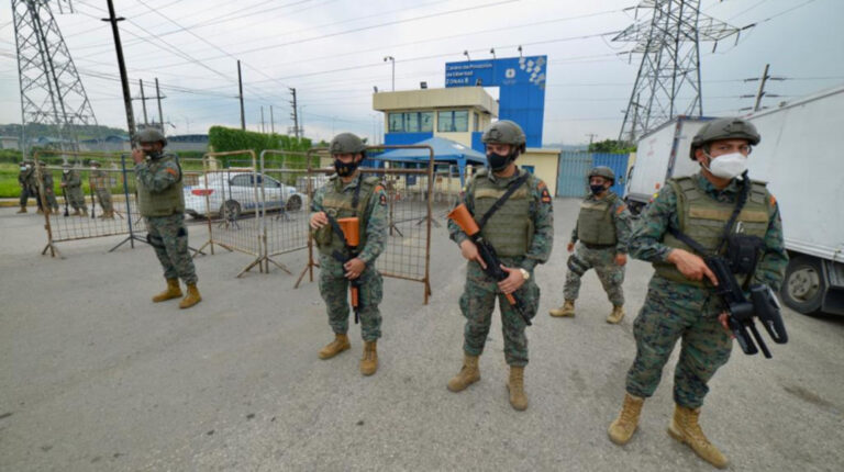 Militares custodian los exteriores de la cárcel regional 8 de Guayaquil, donde el 23 de febrero de 2021 hubo un amotinamiento.