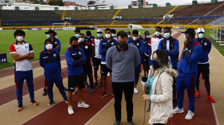 Los jugadores del Olmedo de Riobamba salieron a la pista del estadio Atahualpa, pero no pudieron presentarse a jugar ante la Universidad Católica, por la primera fecha de la LigaPro, el viernes 19 de febrero de 2021.