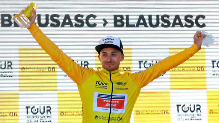 Gianluca Brambilla, del Trek Segafredo, celebra su título del Tour de los Alpes Marítimos, el domingo 21 de febrero de 2021.