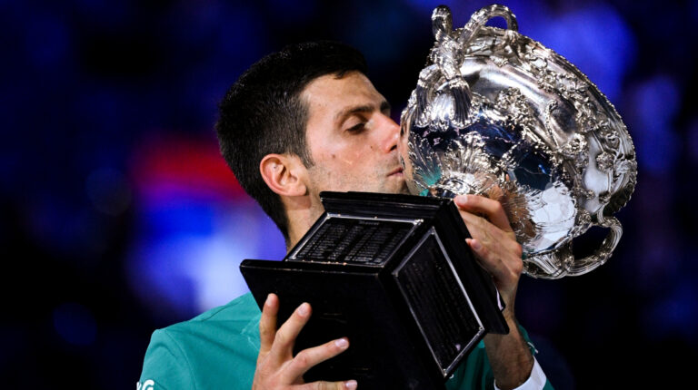 El tenista serbio Novak Djokovic besa el trofeo del Abierto de Australia, conseguido este domingo 21 de febrero de 2021.