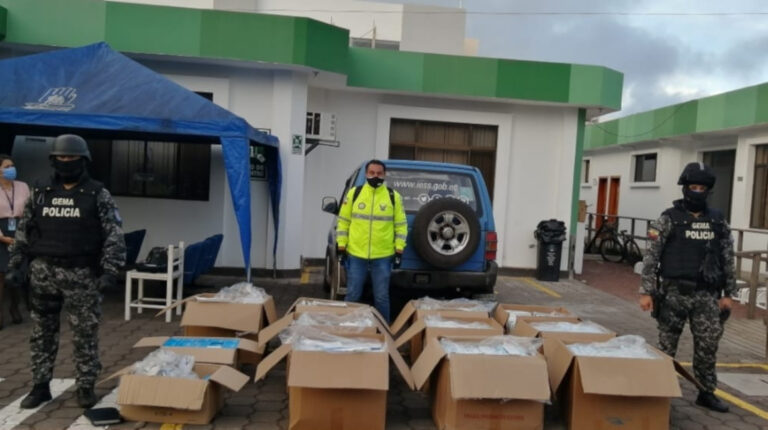 La Fiscalía y la Policía incautaron más de 30 cajas de insumos médicos en operativos en Azuay y Galápagos, el 30 de octubre de 2020.