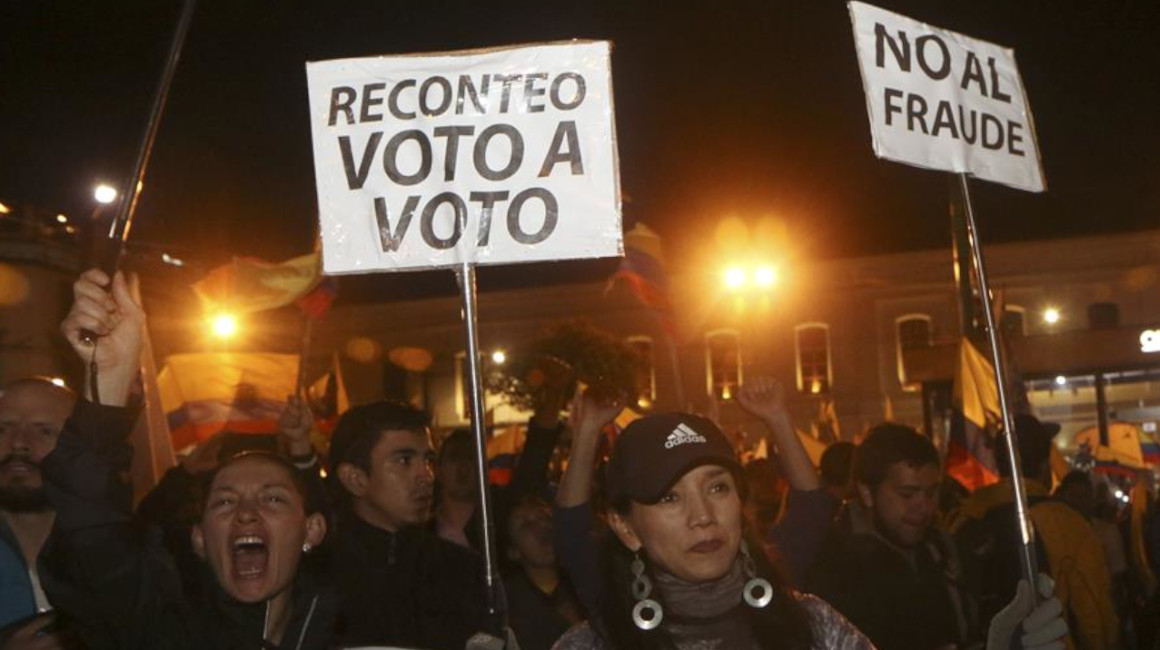 Un grupo de manifestantes grita arengas y muestra carteles durante una marcha en apoyo al candidato a las presidenciales ecuatorianas, Guillermo Lasso, el viernes 7 de abril de 2017.
