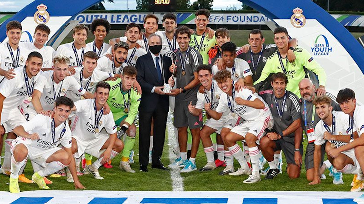 El presidente del Real Madrid, Florentino Pérez, en el festejo con el equipo juvenil campeón de la Champions League, en agosto de 2020.