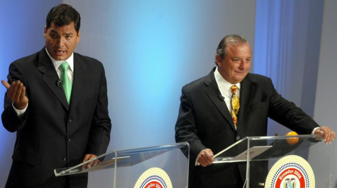 Rafael Correa y Álvaro Noboa, entonces candidatos a la Presidencia, durante el Foro Presidencial Ecuador 2006, televisado en vivo por la cadena CNN de noticias y el canal ecuatoriano Ecuavisa, el jueves 5 de octubre de 2006.