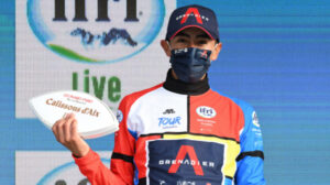 El colombiano Iván Ramiro Sosa recibe el título del Tour de la Provence, en Francia, este domingo 14 de febrero de 2021.