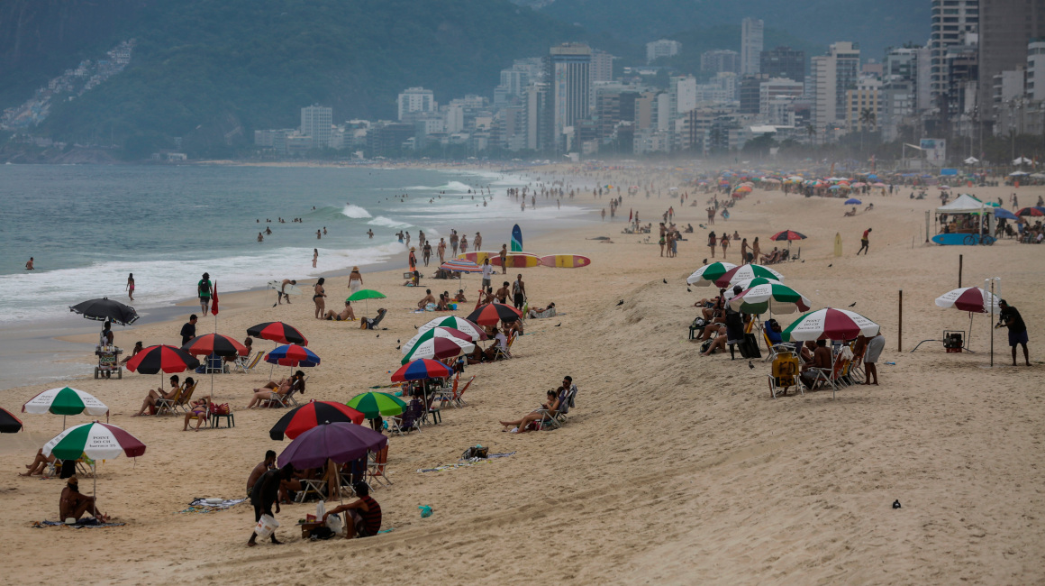 La playa de Ipanema en Río de Janeiro luce con poca gente, el 13 de febrero de 2021, debido a la pandemia del Covid-19.