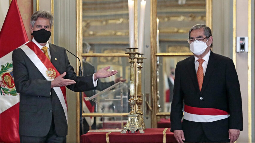 El presidente peruano Francisco Sagasti (izquierda), mientras presenta al nuevo ministro de Salud, Óscar Ugarte (derecha), el 13 de febrero de 2021. 