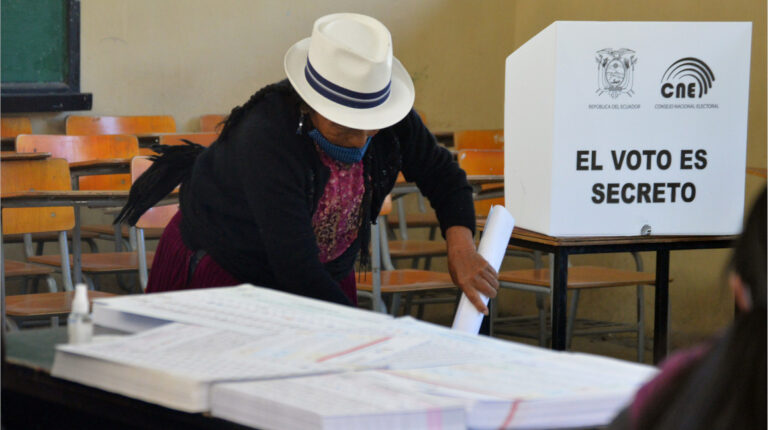 Votación en el recinto electoral Fausto Molina de la parroquia Tarqui, Cuenca, el 7 de febrero de 2021.