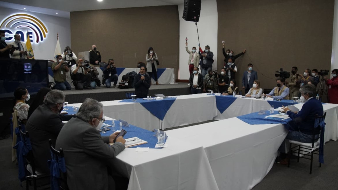 Los candidatos Yaku Pérez y Guillermo Lasso durante su reunión en el Consejo Nacional Electoral (CNE), el 12 de febrero de 2021.
