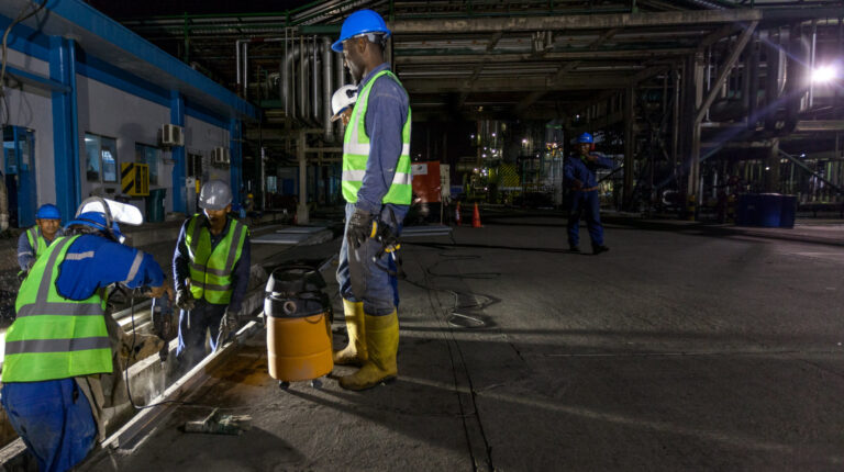 Personal de Petroecuador trabaja en el mantenimiento de la Refinería de Esmeraldas, en octubre de 2015.
