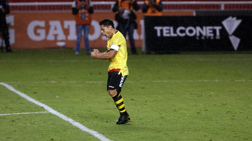 El argentino nacionalizado ecuatoriano celebra su penal convertido frente a Liga de Quito en la final de la LigaPro 2020.