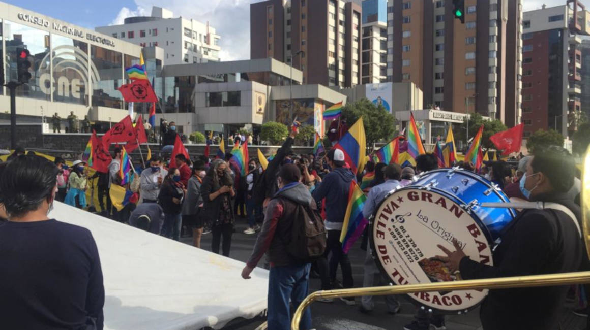 Manifestantes indígenas en las afueras del Consejo Nacional Electoral (CNE), Quito
