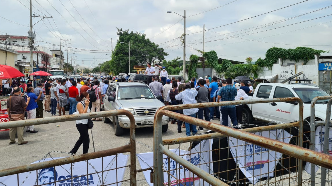 Simpatizantes del movimiento CREO piden vigilar el conteo de votos afuera de la delegación del CNE en Guayas, el 10 de febrero de 2021.