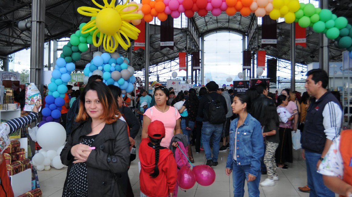 Gente recorriendo el Centro Cultural Itchimbía, en la edición número 13 de la 'Maratón del Cuento', organizada por la Asociación Girándula, en 2019. Tiempos antes de pandemia.