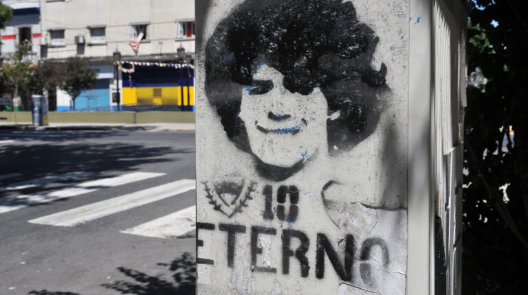 Fotografía de un grafiti con la cara de Diego Armando Maradona en Buenos Aires, Argentina.